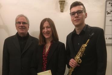 Das Bild zeigt von links: Klaus Ortler, Rita Ortler und Saxophonist Felix Schulze.