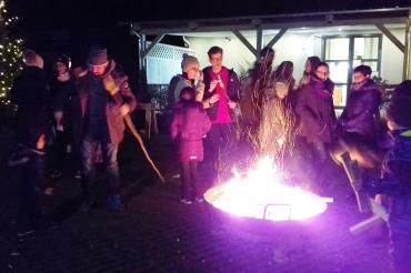 Am großen Feuer konnten sich Kinder ihr Stockbrot selbst backen