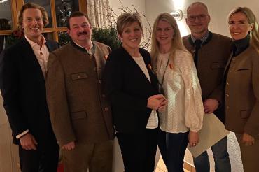 Das Bild zeigt die Ehrung von Mitarbeitern von Fürst Wallerstein.