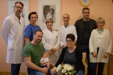 Ärzte und Eltern mit Baby