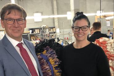 Das Foto zeigt Stefan Rößle und Sina Trinkwalder.