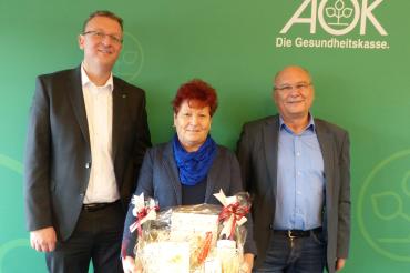 Von links: AOK-Direktor Michael Meyer, Heidie Vogel und AOK-Beiratsvorsitzender Bruno Schönherr