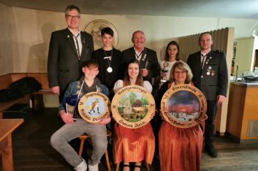 Das Bild zeigt sitzend von links: Jugendkönig 2020 Nikolai Dollmann, Schützenkönigin 2020 Sabine Klein und Gewinnerin der Ehrenscheibe Margot Braun; stehend von links: 1. Schützenmeister Erich Oswald, Justin Keplinger, Pokalsieger Fritz Hopf, Jugendpokalsiegerin Sophia Keplinger und Sportwart Michael Endreß