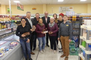 Das Bild zeigt von links: Susanne Vierkorn und Sandro Weber (beide Stadtmarketingverein), Robert Weiß, Sabine Fischer, Stefan Heilbronner (Geschäftsführer ROKO GmbH), Renate Hurler, Laura Geiselsöder, Magaly Meynadier (beide XCYDE Angels), Jürgen Maier (Leitung CAP-Markt)