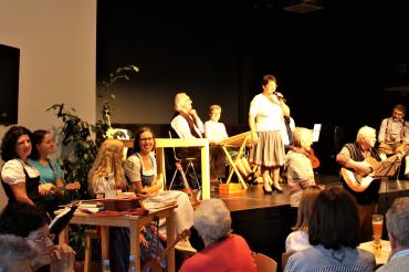 Helga Mayr bei der Wirtshausmusik in Blossenau