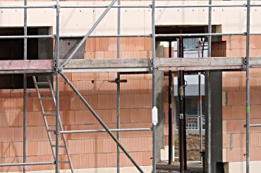 Das Bild zeigt ein Haus im Rohbau. 