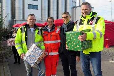 Das Bild zeigt die beiden Fahrer Armin Strobel und Tom Frede (links und rechts), Yvonne Wendel von den Johannitern und Karl Stelzle, Mitglied der Zott-Geschäftsleitung