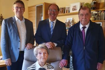 Von links: Landrat Stefan Rößle, Bürgermeister Roland Dietz, Pfarr Paul Großmann. Sitzend die Jubilarin