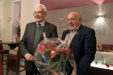 Gottfried Hänsel (rechts) überreichte Hans Raidel (links) zum Dank für den beeindruckenden Vortrag einen Weihnachtsstern.