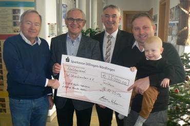 Das Bild zeigt die Spendenübergabe an Glühwürmchen e.V.