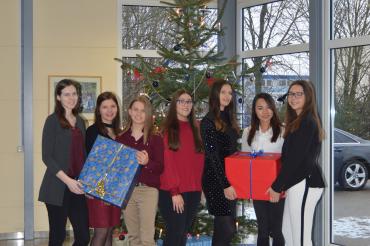 Das Bild zeigt die Azubis der Telemeter Electronic GmbH mit Päckchen für den Weihnachtstrucker.