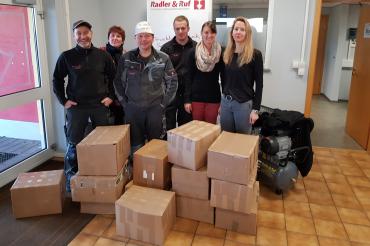Mitglieder Bude Rudelstetten mit Hilfspaketen