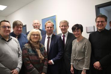 Von links: Geschäftsführer Branko Schäpers, Vositzender Caritas-Rat Konrad Häfele, 1. Vorsitzende Caritasverband Doris Ritter, stellvertretender Landrat Reinhold Bittner, MdL Wolfgang Fackler, Bezirksrat Peter Schiele, 3. Bürgermeisterin Gudrun Gebert-Löfflad und Dekan Jürgen Eichler