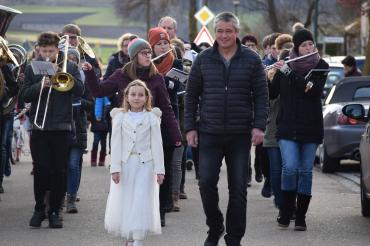 Das Bild zeigt die Jugendkapelle Deiningen, mit dem Christkind Ronja Reimlinger ,sowie Thomas Offinger vom Team Kleinerdlingen auf dem Weg durchs Dorf zum Weihnachtsmarkt.