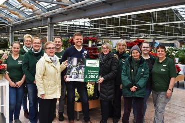Das Bild zeigt Mitarbeiter des Dehner-Marktes bei der Spendenübergabe an verschiedene Tafeln.