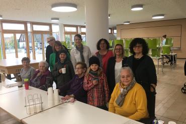 Das Bild zeigt den ersten Ausschank der EU-Milch an der Grund- und Mittelschule in Oettingen.