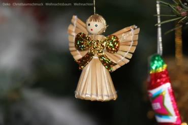 Das Bild zeigt einen Engel aus Stroh