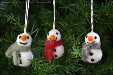 Das Bild zeigt Schneemänner aus Filz.