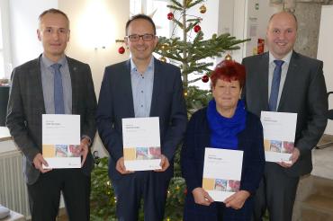 Bürgermeister Dr. Martin Drexler und Referentin für Senioren und Behinderte, Heidi Vogel, freuen sich mit Herrn Vorstand Bernd Frisch von der Raiffeisen-Volksbank Wemding sowie Geschäftsstellenleiter Christian Weiland von der Sparkasse Wemding über das gelungene Werk.