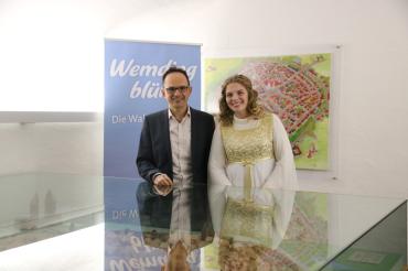 Das Bild zeigt Bürgermeister Dr. Martin Drexler und das Wemdinger Christkind Verena Jasmin Ibel vor dem Modell der Stadt im Haus des Gastes.