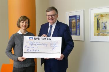 Das Bild zeigt die Spendenübergabe der Einhorn-Apotheka an die Margarete-Jaumann-Stiftung.