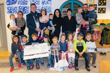 Das Bild zeigt v. l. n. r.: Susanne Widemann, Johann Sailer (geschäftsführender Gesellschafter der Firma GEDA), Fulya Basset, Irene Losert-Eichhorn und Heiko Dörr bei der Spendenübergabe im Dr.-Hermann-Fendt-Kindergarten