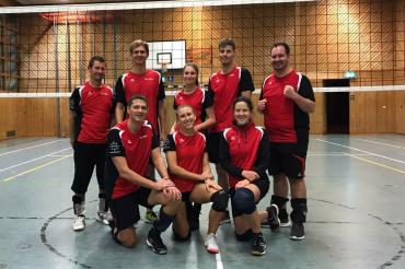 Beginnend von hinten links: Wolfgang Stöckle, Sebastian Schweinbeck, Laura Hasmüller, Mike Gesell und Michael Lahner; vorne von links: Robert Schiele, Julia Färber und Tine Lechner