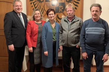 Das Bild zeigt von links nach rechts: Bürgermeister Martin Scharr, Petra Eigen, Beate Gayr, Heribert Hosemann und Hermann Straßer. Es fehlt: Brigitte Tinkl