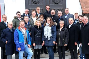 Das Bild zeigt die Kandidaten und Kandidatinnen der PWG/Freie Wähler Wemding. 