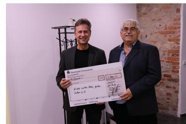 Das Bild zeigt die Spendenübergabe an "Kinder wollen leben, spielen, lachen".