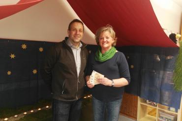 Das Bild zeigt von links: Spielberger Bernd MCK sowie Kindergartenleitung Anne Mittring