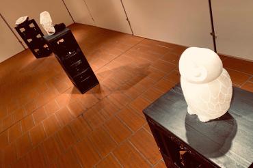 Das Bild zeigt die Ausstellung "Steinbildhauerei" im Donauwörther Zeughaus.