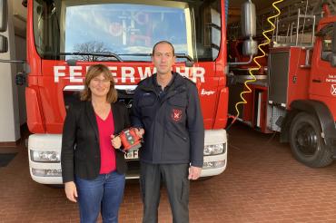 Das Bild zeigt die Übergabe der Wärmebildkamera an die Feuerwehr Oettingen.