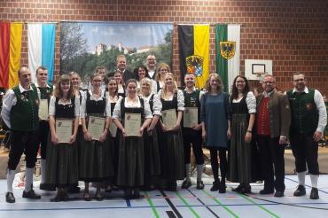 die geehrten der Stadtkapelle mit den überreichenden Personen