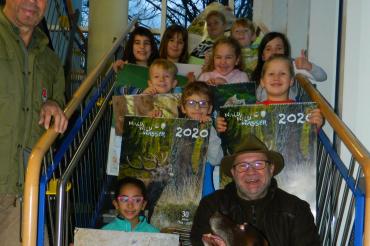 Kinder der Grundschule Rain mit dem Kalender