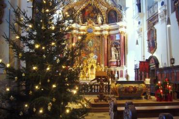 Das Bild zeigt die Klosterkirche in Maihingen an Weihnachten.
