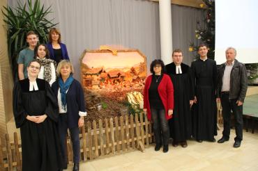 Das Bild zeigt die Einweihung und Segnung der Krippe der Grund- und Mittelschule Oettingen