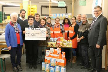 Das Bild zeigt von links die Vertreter der Margarete-Jaumann-Stiftung, Mitarbeiter und Ehrenamtliche des CaDW: Edda Hundhammer, Johannes Beck, Anneliese Fornfeist, Andreas Ruf, Mina Götz, Alexandra Lengner, Elfriede Jaus, Tessy Erhbor, Silvia Balan, Martin Schröppel, Reinaldo Sousa-Marques, Paul Ritter. 