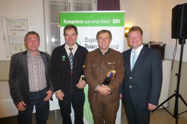 Das Bild zeigt v.r.n.l.: Karl-Heinz Fackler, Sprecher der AG Jagdgenossenschaften, Hubert Witt, Referent, Ulrich Hins, Referent, Lorenz Hofer, stellvertretender Sprecher der AG Jagdgenossenschaften.