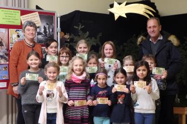 Das Bild zeigt die Spende von Schülern der Mangoldschule an arme Kinder in Albanien.