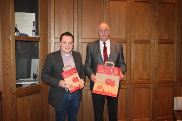 Daniel Wizinger und Hermann Faul mit Papiertüten