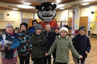 Das Maskottchen der Augsburger Panther mit Kindern der Sebastian-Franck-Grundschule