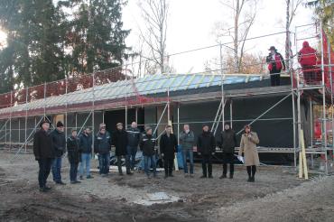 Gäste auf dem Richtfest vor dem neuen Eingangsgebäude