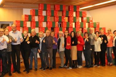 Rotary-Club mit Geschenken