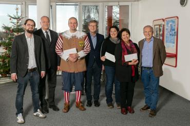 Von links: Christoph Arlt (Geschäftsführer Arlt), OB Hermann Faul, Stadtkapellmeister Oliver Körner, Peter Schiele (Knabenkapelle Nördlingen), Stefanie Baumgärtel (Kinderkrippe Bleichgrabenfrösche), Rosmarie Schweyer (Glühwürmchen e.V.) und Dieter Arlt (Geschäftsführer Arlt)