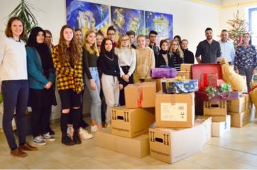 Das Bild zeigt Schüler der Realschule Rain mit gepackten Päckchen für die Donauwörther Tafel.