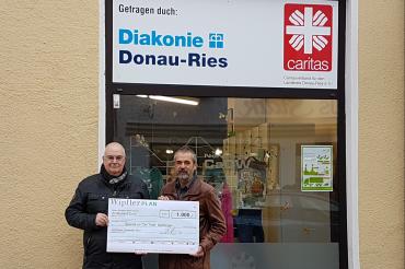 Helmut Weiß und Thorsten Nieszery bei der Spendenübergabe