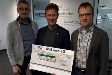 Das Bild zeigt die beiden Agenturinhaber Hermann und Holger Ruf bei der Scheckübergabe mit dem Vereinsvorsitzenden Herrn Martin Oberman