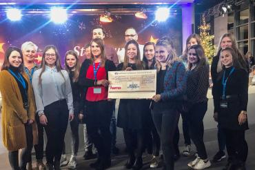 Das Bild zeigt Azubis der Firma Hama mit einem Scheck für Sternstunden.