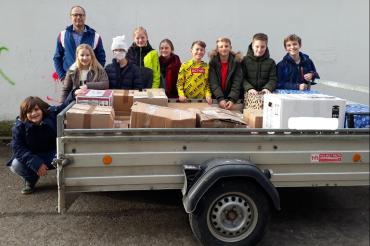 THG-Schüler mit den Paketen